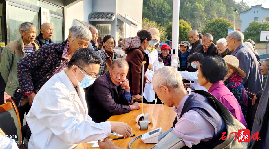 磨市镇：关爱老年人健康 免费体检暖人心2.jpg