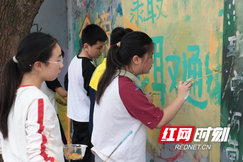 毕业班学生在校园涂鸦区内自由创作（单位供图）.jpg