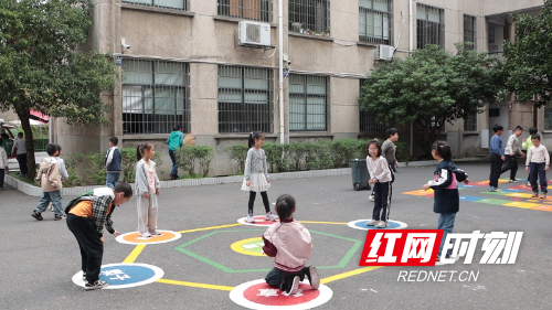 课间学生们在玩着萝卜蹲（单位供图）.jpg