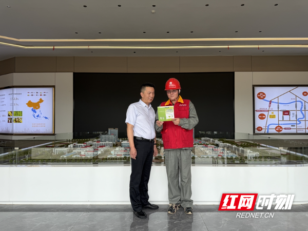 图为：5月8日，国网邵阳供电公司江北供电所工作人员在邵阳市北塔区北丰冷链物流园区开展大客户走访。（摄影：肖瑶瑶）_副本.jpg