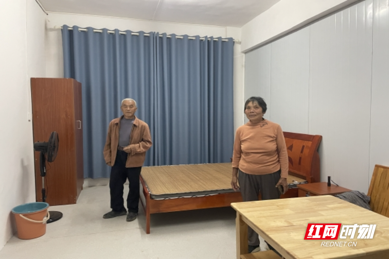 村民在“百嘉洞过渡性安置点”_副本.jpg