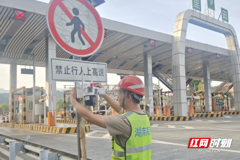 工作人员在收费站入口安装“智能哨兵”系统_副本.jpg