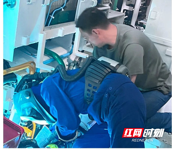 江麓集团总装分厂焊工正在从事焊接工作。.jpg