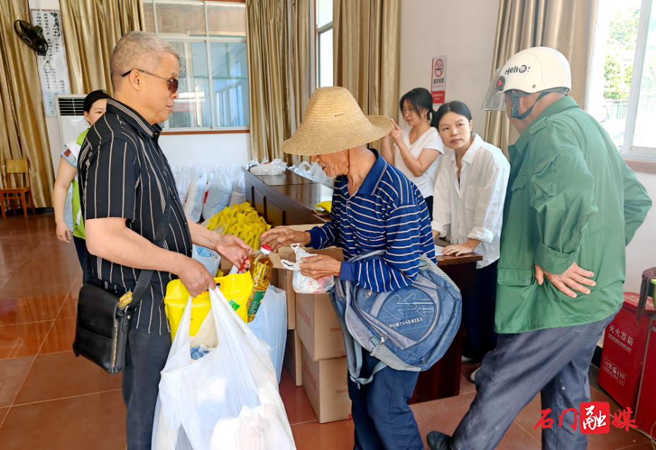 县残联盲人协会开展“全国助残日”走访慰问活动1.jpg 县残联盲人协会开展“全国助残日”走访慰问活动1.jpg
