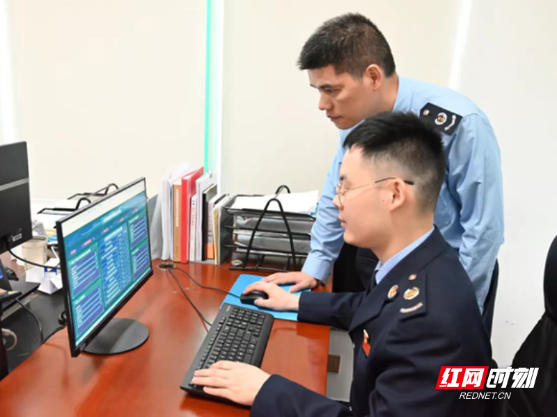 国家税务总局郴州市北湖区税务局干部通过“优化申报管理”模块开展涉税风险分析。 - 副本.jpg