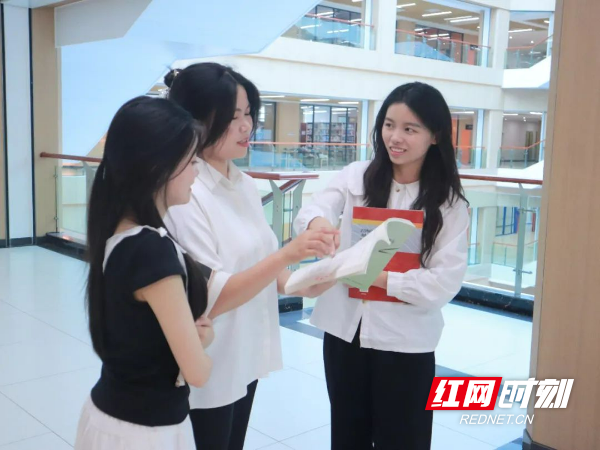 考研学生在交流