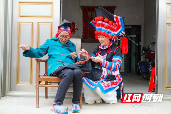 湖南新田：传承瑶绣 助农增收3_.jpg