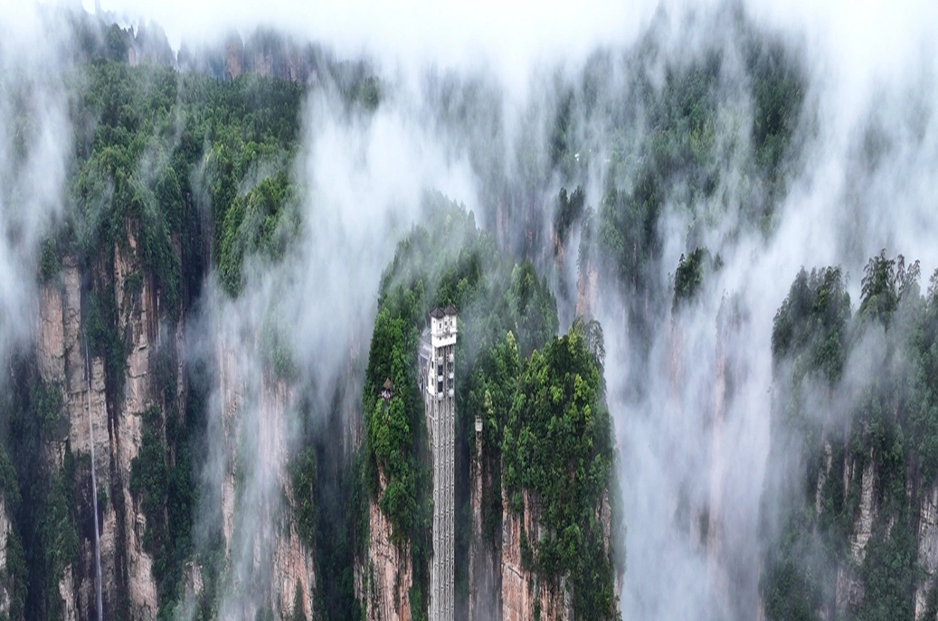 “水墨画”上线！张家界天子山、十里画廊、百龙天梯同现云海