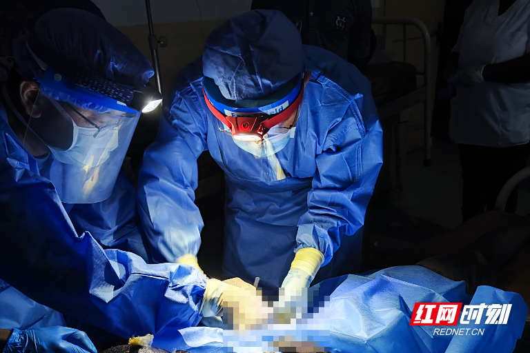 向亮和王辉给患者做胸腔闭式引流（停电）0.jpg