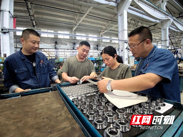 检验人员手持检测器具对产品进行细致入微检查。.jpg