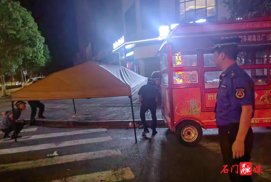 县城管执法局:大力规范曹家棚农贸市场赶集日经营秩序2.jpg 县城管执法局:大力规范曹家棚农贸市场赶集日经营秩序2.jpg