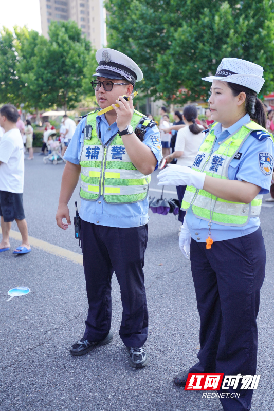 株洲市第二中学考场外，民警拾到一块电话手表，通过手表联系家长.jpg