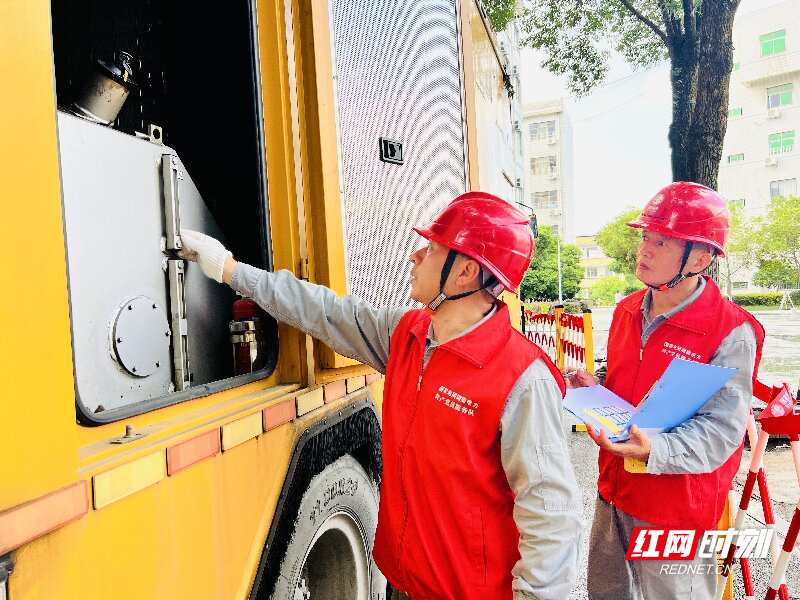 郴州资兴公司李晓辉高考保电相片 (4).jpg