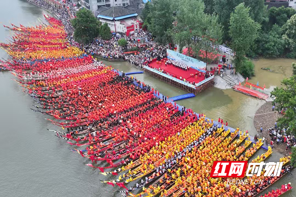 6月8日上午，在激昂的瑶鼓声中，“凤起高庙·龙腾五溪”2025年辰溪燕尾龙舟文化展演活动在龙头庵乡沅水河畔举行。沅水之上，百艘独具特色的燕尾龙舟劈波斩浪；两岸之间，数万民众欢呼雀跃。记者用一组现场图片，带大家感受现场的壮观。（记者 杨伶霞 通讯员 唐霞 向辉）