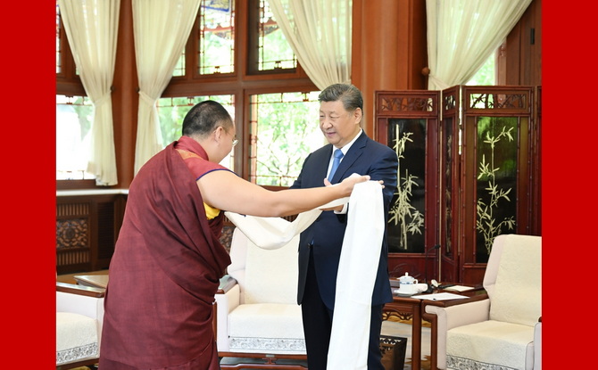 习近平接受班禅额尔德尼·确吉杰布拜见