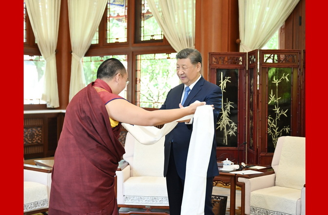 习近平接受班禅额尔德尼·确吉杰布拜见