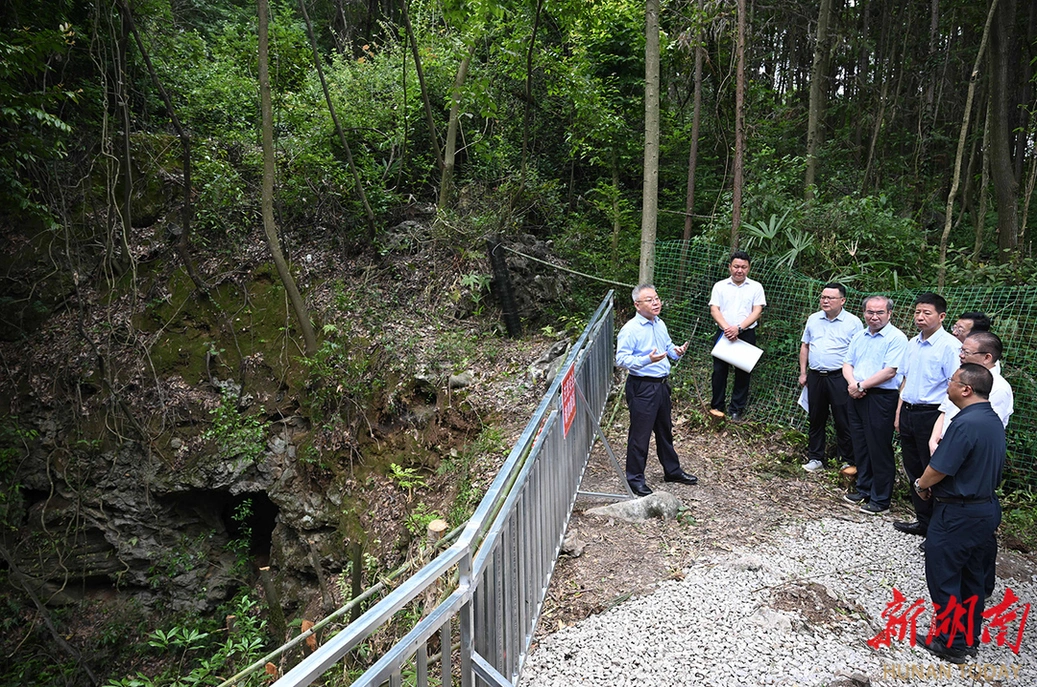 沈晓明赴慈利县督导天坑溶洞污染整治工作