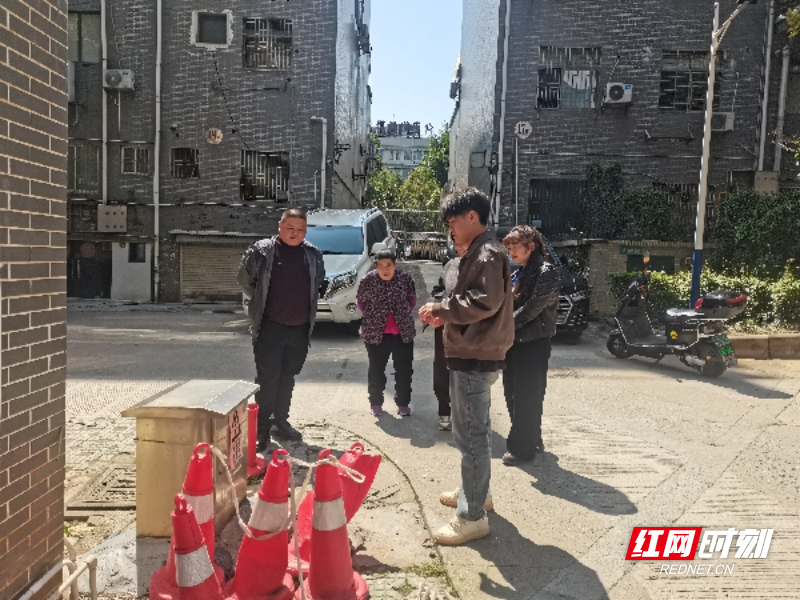 燕南社区现场了解居民反映的问题_副本.jpg