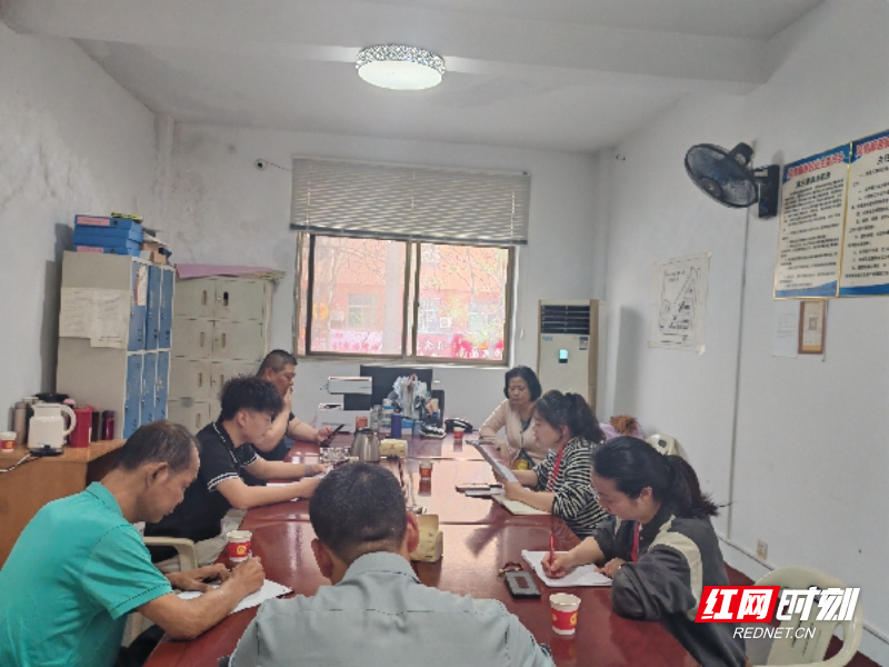 燕南社区组织小区业委会、物业公司、老旧小区改造工程施工方召开协商会_副本.jpg