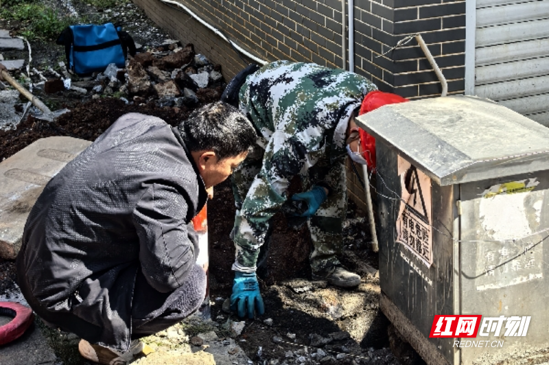 强电箱上墙施工现场_副本.jpg