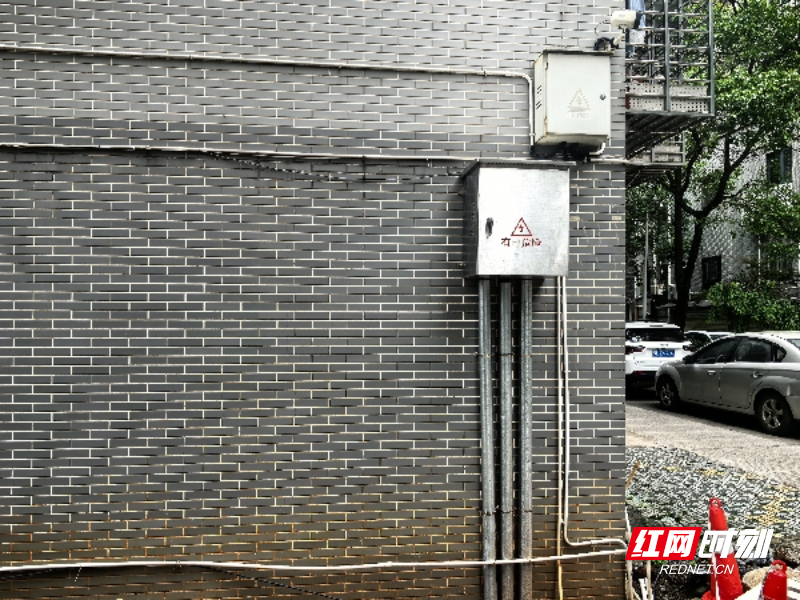 强电箱上墙，消除小区安全隐患_副本.jpg