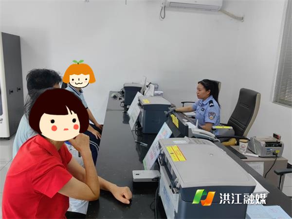 人境：周末加班解难题，加急办证助力中考学子顺利赴考2.jpg