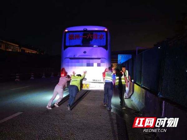 邵东管理所深夜推车.webp.jpg