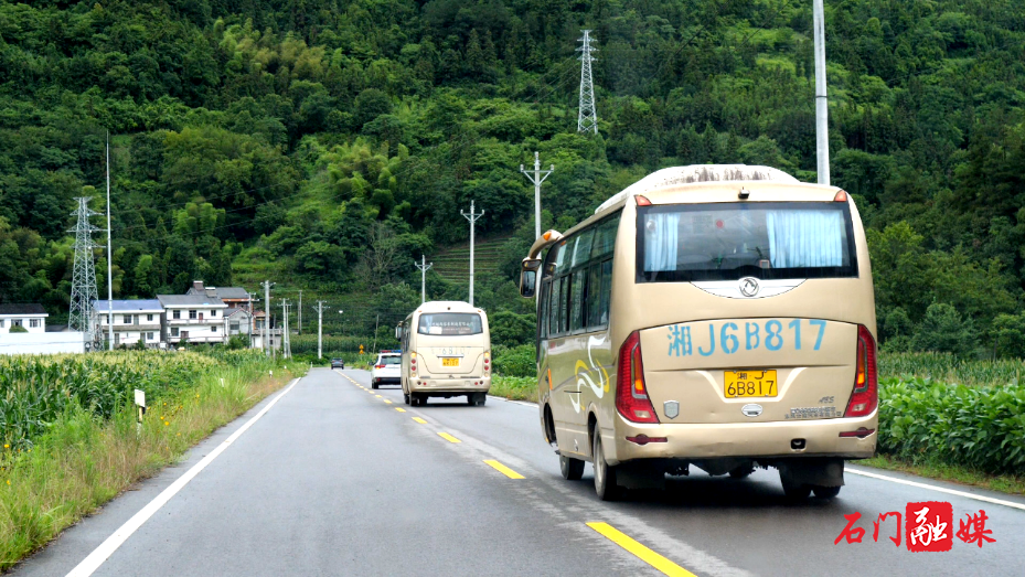 风雨无阻赴考路 多方联动撑起5649名学子“护考伞”3.png