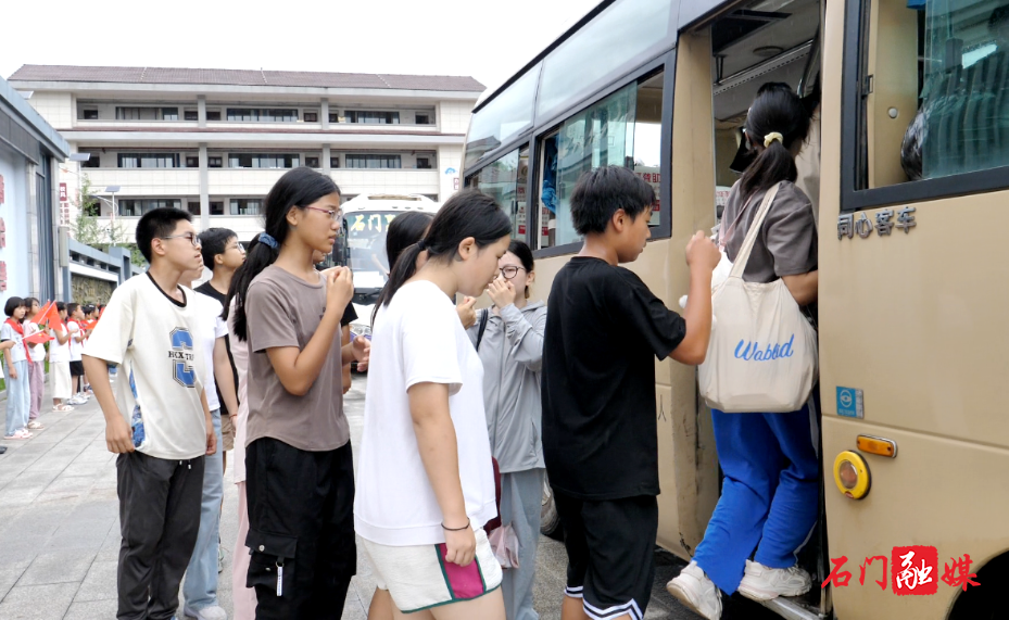 风雨无阻赴考路 多方联动撑起5649名学子“护考伞”1.png