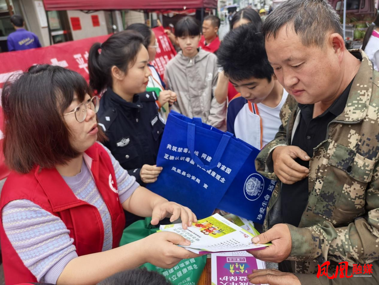凤凰县千工坪镇：法治“赶场”护苗忙  织密暑期防护网2.jpg