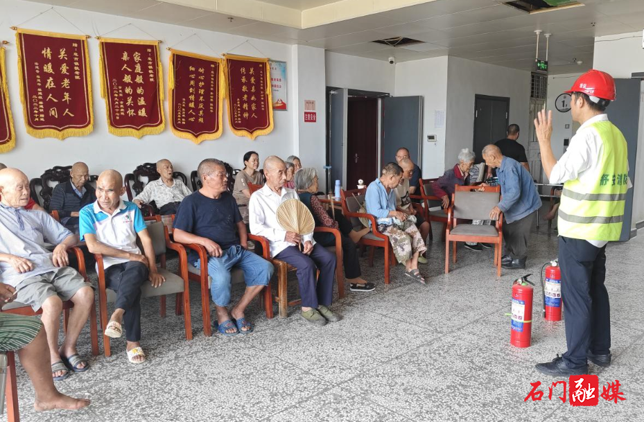 皂市镇:消防演练进敬老院,共筑安全“防火墙”1.jpg 皂市镇:消防演练进敬老院,共筑安全“防火墙”1.jpg