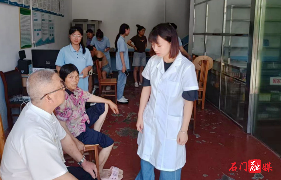 新铺镇:校院联动送健康 中医药服务进乡村2.jpg 新铺镇:校院联动送健康 中医药服务进乡村2.jpg