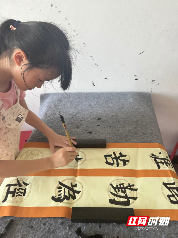 芸朵学书法.jpg