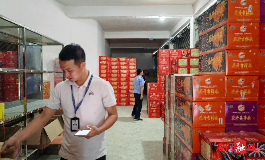 子良镇:联合开展烟花爆竹安全“体检”,筑牢辖区安全防线1.jpg 子良镇:联合开展烟花爆竹安全“体检”,筑牢辖区安全防线1.jpg