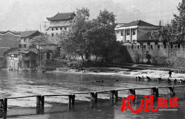 （大）90年代北门跳岩-陈利.jpg