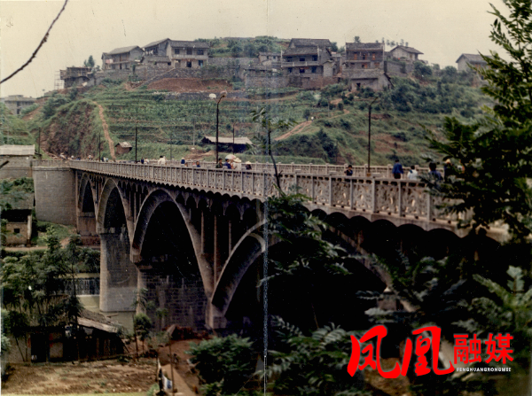 凤凰大桥，建于1980年9月，全长190米，它结构新颖，工艺纯良，是沱江上的彩虹，凤凰人民的骄傲。.jpg