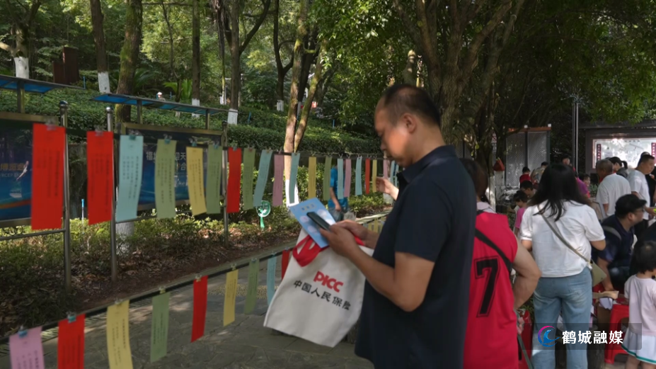 怀化举办“保险知识游园会” 趣味互动赢取好礼（半成品）.mp4_000032.440.png