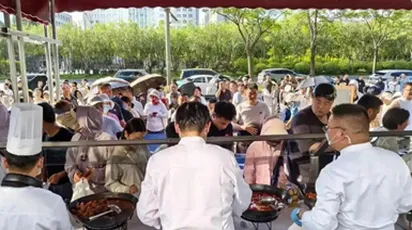 五星级酒店摆地摊 拥抱市井烟火气