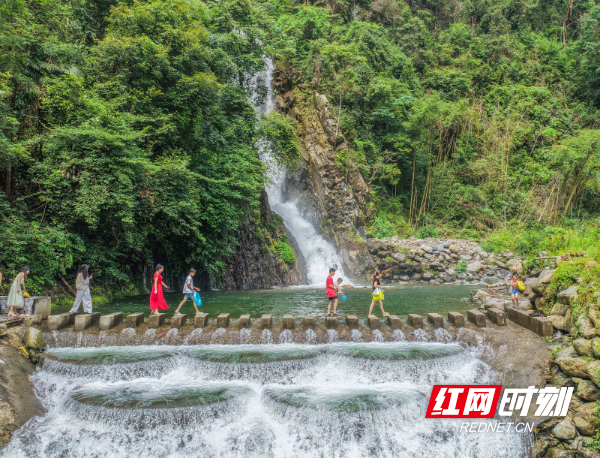 2025年7月13日，在湖南省永州市道县寿雁镇空树岩村，游客在观赏瀑布景色。 (6).jpg