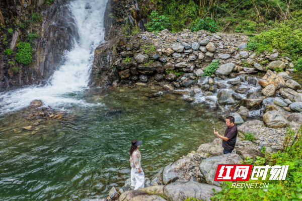 2025年7月13日，在湖南省永州市道县寿雁镇空树岩村，游客在观赏瀑布景色。 (7).jpg