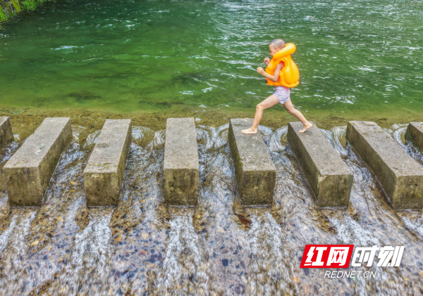 2025年7月13日，在湖南省永州市道县寿雁镇空树岩村，游客在休闲纳凉。 (3).jpg