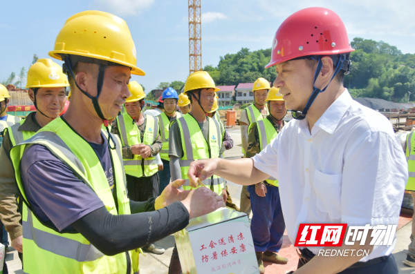 严华在邵阳市区开展“夏送清凉”慰问活动 用心用情关爱一线劳动者(图1)