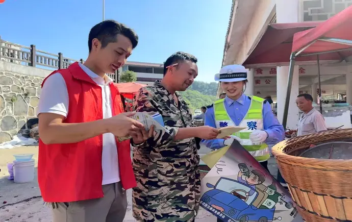 花垣公安交警：“交安＋反诈”宣教进集市 筑牢平安防护网