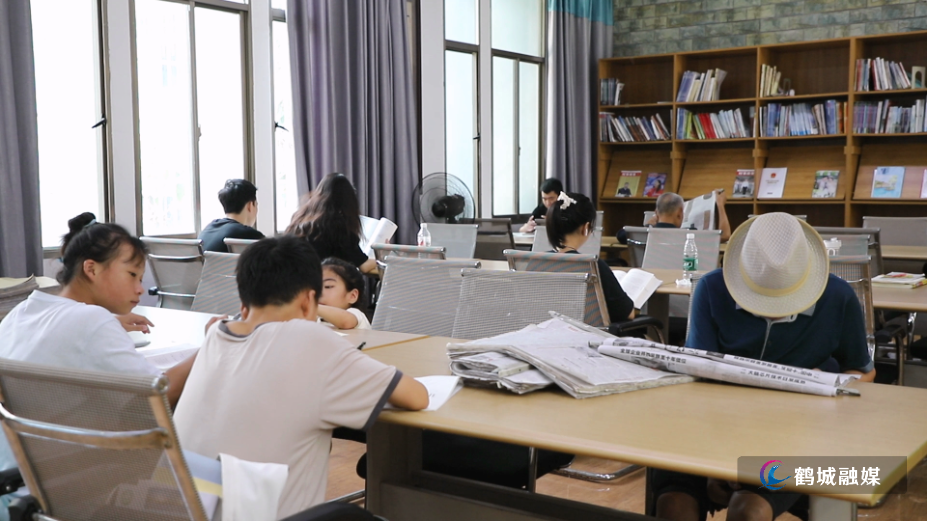 鹤城区图书馆成为市民暑期充电热选.mp4_000000.951.jpg
