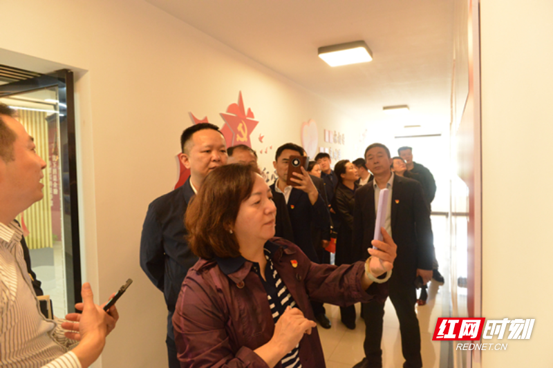 谭二宾为省国资委党委副书记杨晓喻一行介绍“心路党建”智慧扫码系统_副本.jpg