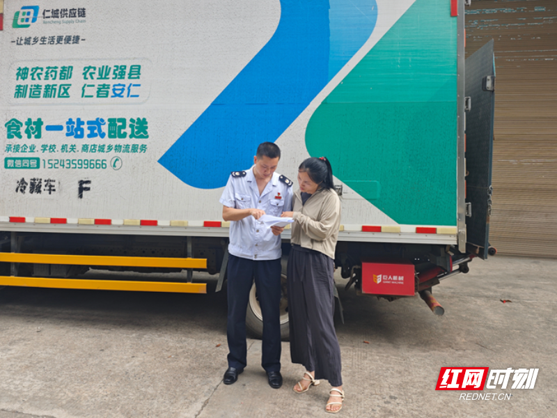 图1：安仁税务干部对企业开展政策辅导.jpg