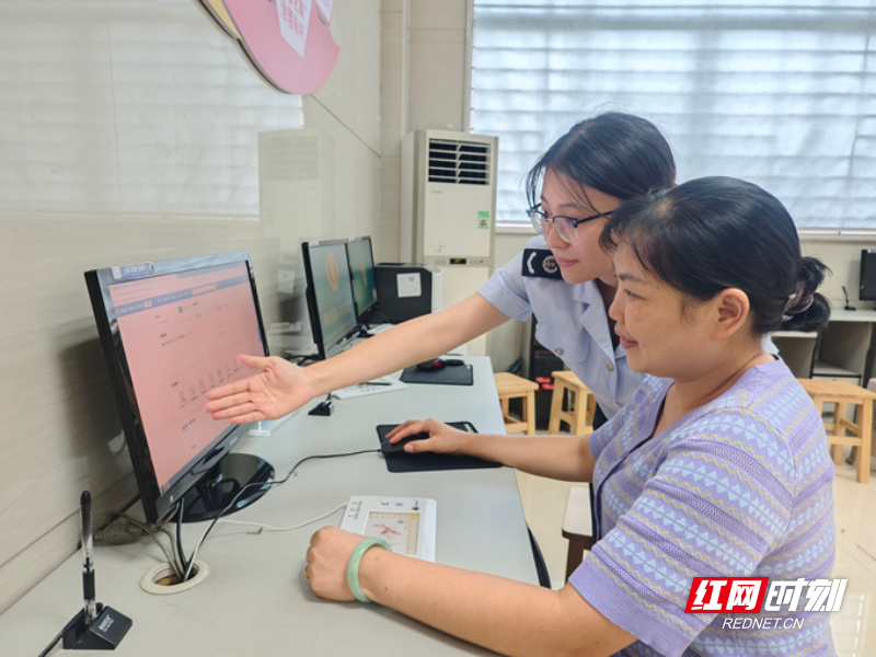 1.税务干部辅导纳税人完成税务信息确认.jpg
