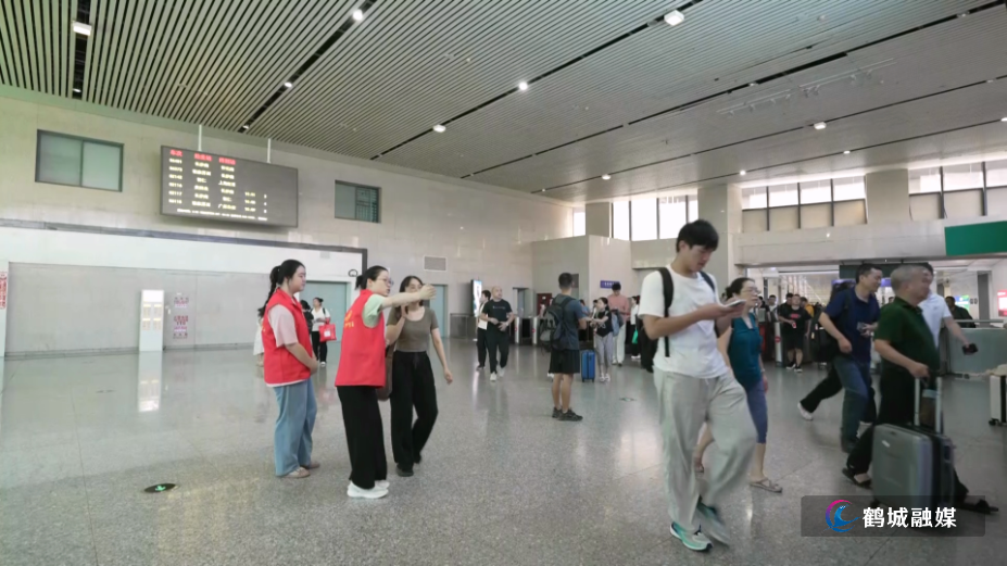 “红马甲”让游客初遇怀化即感温暖（半成品）.mp4_000005.079.png