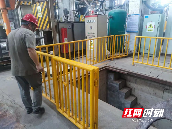 江麓集团生产单位逐一检查护栏稳固性.jpg