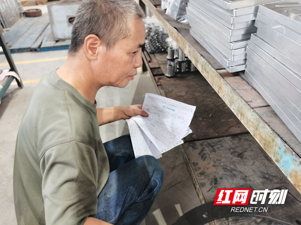 江麓集团传动分厂生产准备室计划员蹲守现场核对产出计划。.jpg